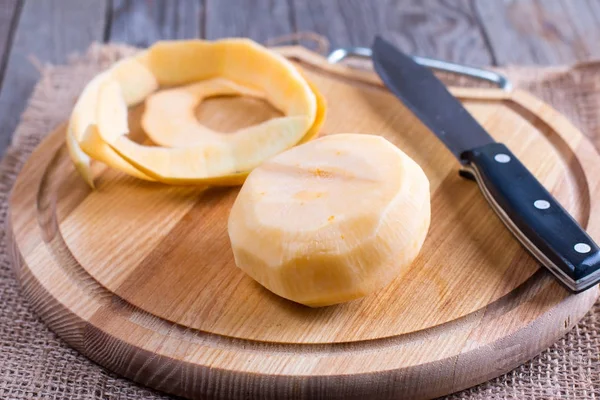 Nabos amarillos purificados sobre una mesa de madera — Foto de Stock