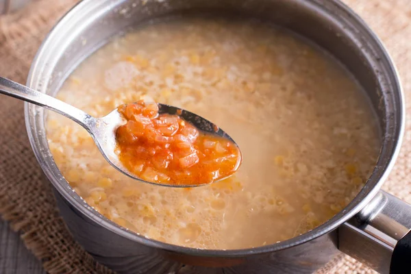 Приготування томатного супу — стокове фото