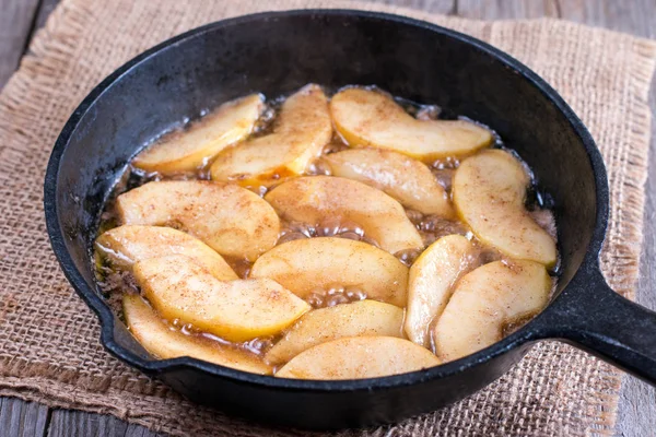 Cooking apple in a frying pan — Stock Photo, Image