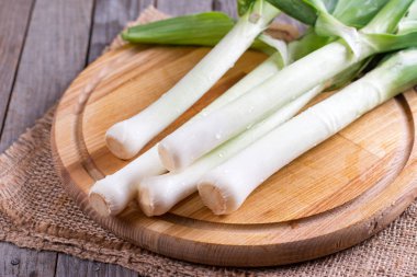 Ahşap bir masa üzerinde taze çiğ pırasa