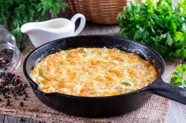Omlet peynir ve pırasa ile