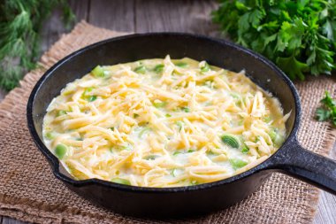 Soğan ve peynir bir tavada omlet