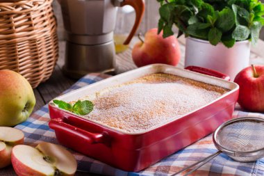 Elmalı turta ve taze meyve