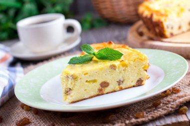 İştah açıcı süzme peynir güveç üzümlü, yakın çekim