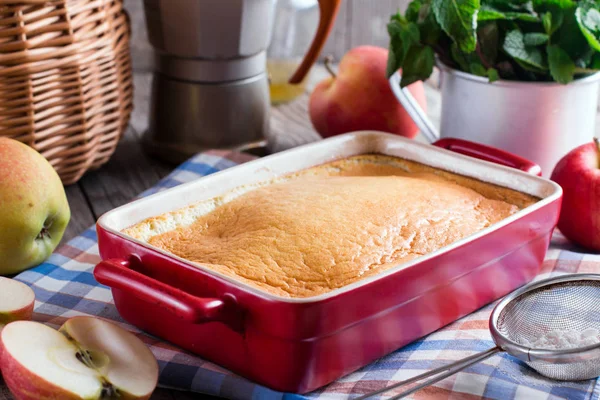 Elma ile ekmek puding kahvaltı güveç