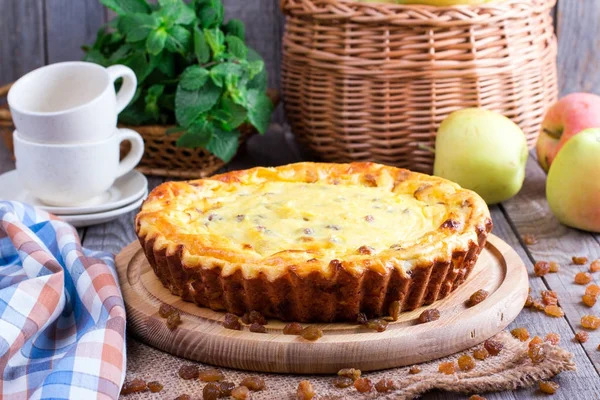 Ψημένο γλυκό τυρί cottage κατσαρόλας με σταφίδες — Φωτογραφία Αρχείου