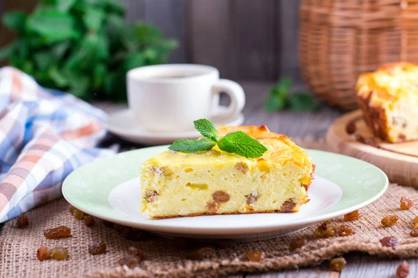 Kuru üzümlü süzme peynir güveci ve ahşap arka planda irmik. Peynirli güveç.