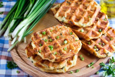 Waffle peynir ve soğan ile