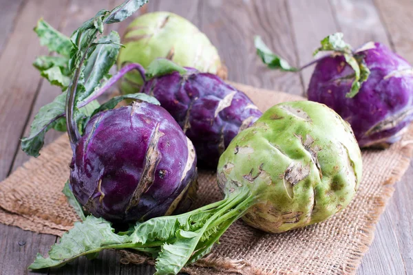 Kohlrabi fresco en el primer plano de la mesa de madera — Foto de Stock