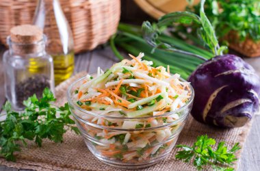 Taze salata sarımsak, salatalık, havuç ve bir kase içinde otlar ile. Vejetaryen yiyecekler. Lezzetli ve sağlıklı yemek. Sağlıklı beslenme