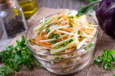 Bir cam kase taze sebze salatası. Sağlıklı beslenme