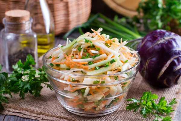 Insalata vegetariana fresca di verdure in una ciotola di vetro. Mangiare sano — Foto Stock