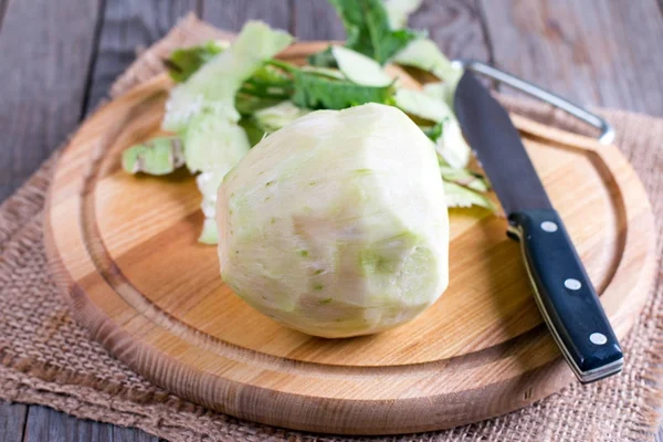 Chopped kohlrabi on chopping board on a wooden table. Healthy eating — Stock Photo, Image