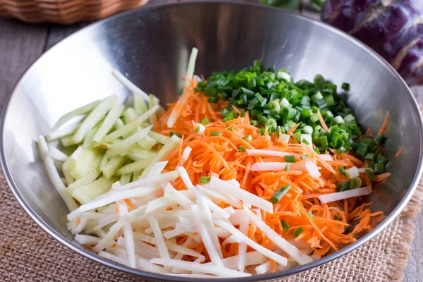 Προετοιμασία του φρέσκια σαλάτα. Κομμένα λαχανικά. — Φωτογραφία Αρχείου