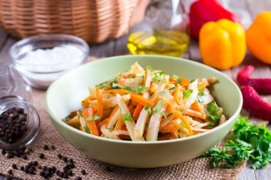 Sebze ahşap bir masa üzerinde bir kase ile haşlanmış lahana