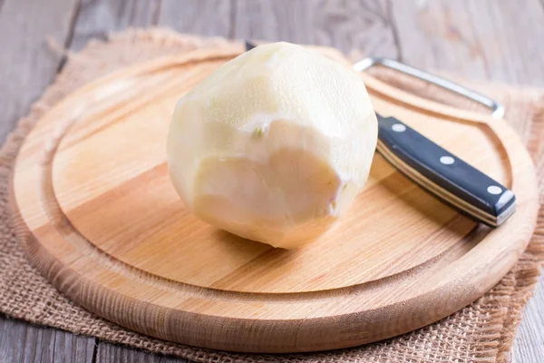 Cortar un kohlrabi en una mesa de madera —  Fotos de Stock