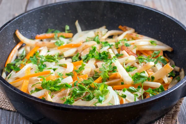 Las verduras cocidas en la sartén con la verdura — Foto de Stock