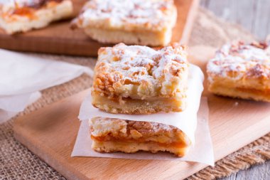 Bir kesme tahtası üzerinde reçelli tart pasta