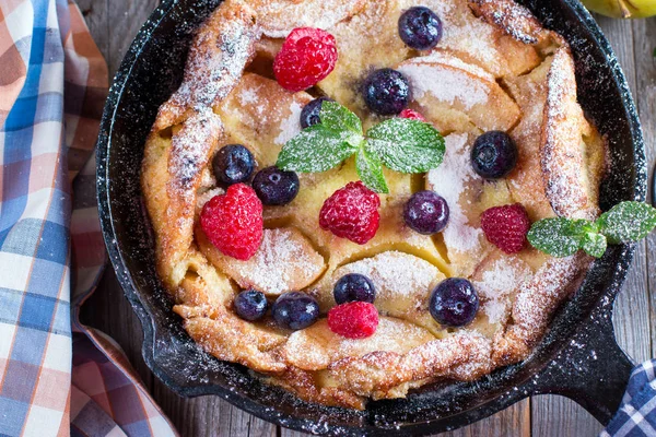 Crêpe hollandaise pour bébé avec pommes et cannelle dans une casserole sur une table. Vue du dessus — Photo