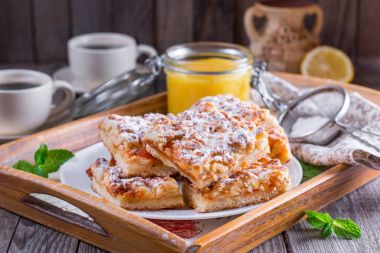 Bir plaka üzerinde reçelli kum pasta parçaları