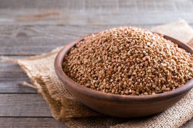 karabuğday kabuğu çıkarılmış tane kase ahşap zemin üzerinde