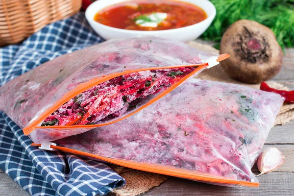 Carottes, betteraves et oignons dans une poêle, autour de l'aneth, sur un fond de bois brun. Ingrédients pour Borsch Procurement. Il gèle. Cuisson de soupe — Photo