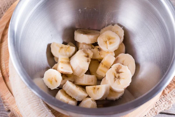 Nakrájený banán v kovové misce — Stock fotografie