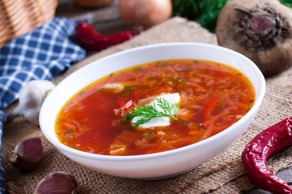 Ουκρανικά και ρωσικά εθνικά τρόφιμα - κόκκινο παντζάρι σούπα, μπορστ — Φωτογραφία Αρχείου