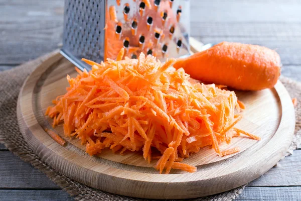 Морковь тертая солома на разделочной доске — стоковое фото
