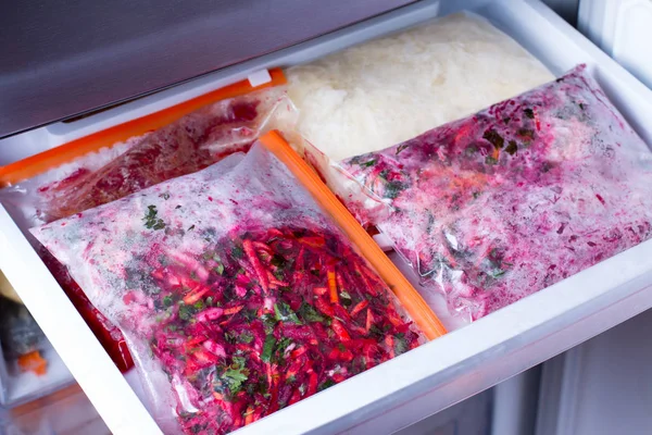 Питание в мешках в холодильнике — стоковое фото