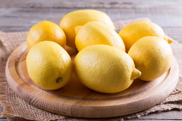 Limón fresco una tabla de cortar — Foto de Stock