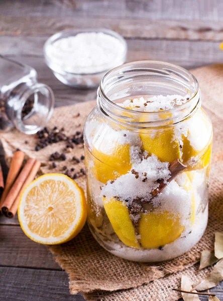 Limones salados en un frasco de vidrio — Foto de Stock