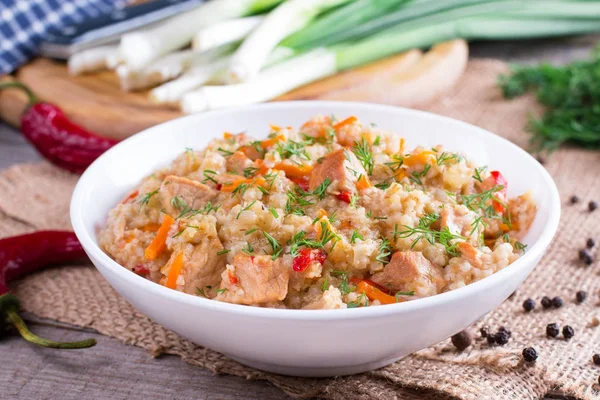 Comida saludable. Gachas de cebada con carne y verduras . — Foto de Stock