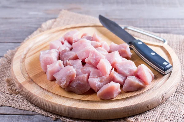Сырое мясо, нарезанное кухонным ножом и доской — стоковое фото
