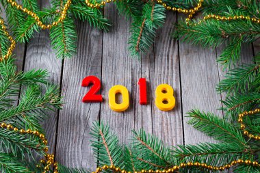 Yeni yıl 2018 arka plan ve Noel köknar ağacı ahşap arka plan üzerinde. Noel arka plan