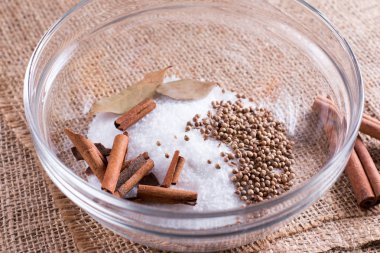 Bir cam kabın içinde baharatlar ile deniz tuzu