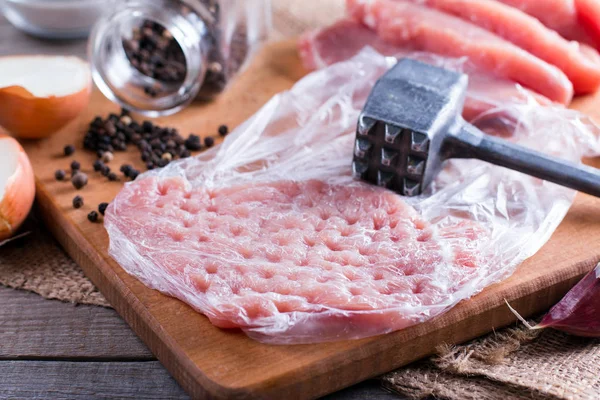 Свежая сырая свинина отбивные мясо с молотком мяса — стоковое фото