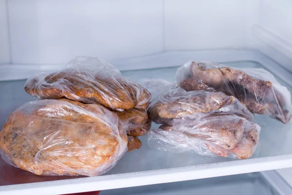 Filete de cerdo frito en nevera. Comidas preparadas . — Foto de Stock