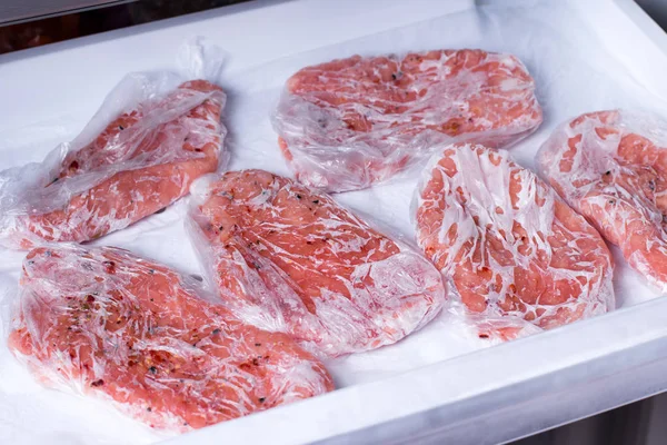 Chuletas congeladas de cuello de cerdo crudo filete de carne — Foto de Stock