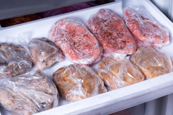 Замороженная свиная шея отбивает мясо стейком в морозилке. Замороженные продукты — стоковое фото