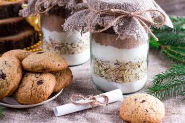 Tanımlama bilgileri için malzemeler karışımı. Un, şeker, kakao katmanları bir kavanoza. Noel kavramı