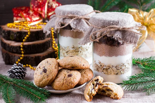 Čokoládu čipy soubory cookie ingredience ve skleněné nádobce — Stock fotografie