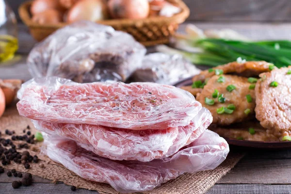Memotong leher babi beku daging dan daging babi schnitzel dalam piring — Stok Foto