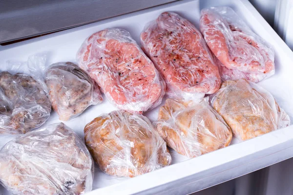 Замороженная свиная шея отбивает мясо стейком в морозилке — стоковое фото