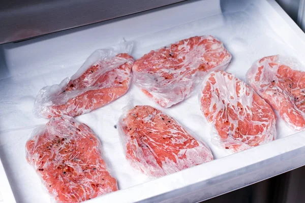 Chuletas congeladas de cuello de cerdo crudo filete de carne — Foto de Stock