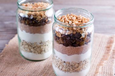 Bir kavanoz içinde fındık. Çerezler bir kavanoza için malzemelerin karıştırma