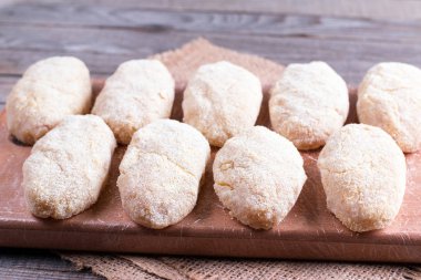 Bir kesim ahşap tahta üzerinde ham Beşamel sos