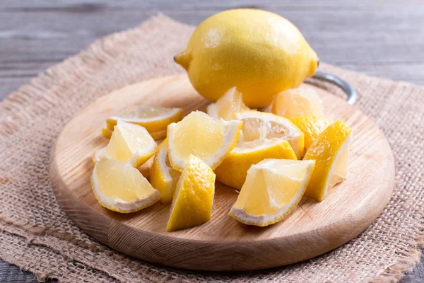 Rodajas de limón en una tabla de cortar — Foto de Stock