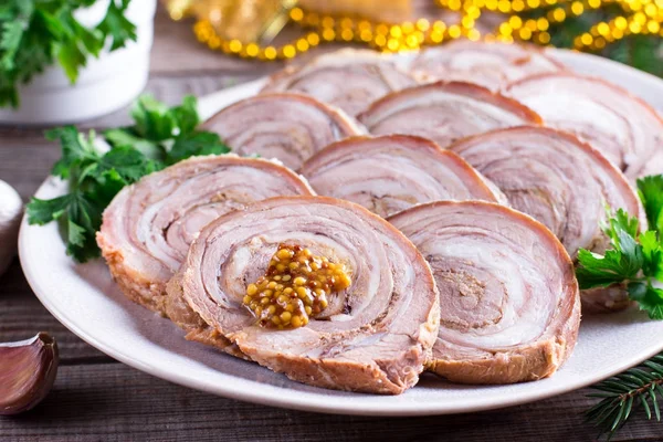 Жареная свинина с горчицей. Новогодняя закуска — стоковое фото
