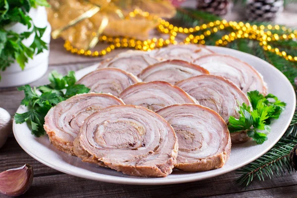 Жареная свинина на тарелке. Новогодняя закуска — стоковое фото